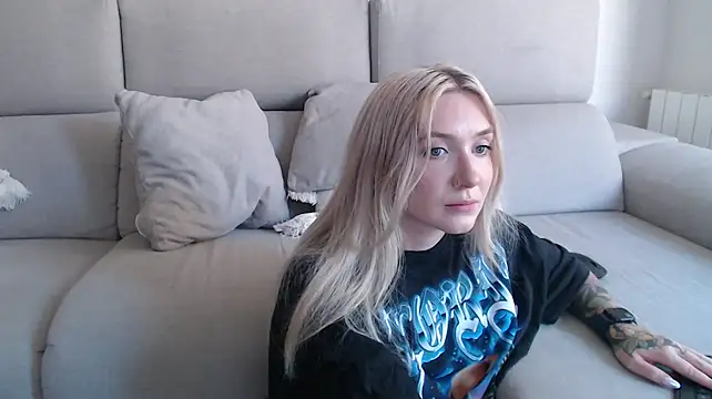 Snapshot of tattoobbgirl chatting on 09.17.25 tattoobbgirl online show from 09.17.25