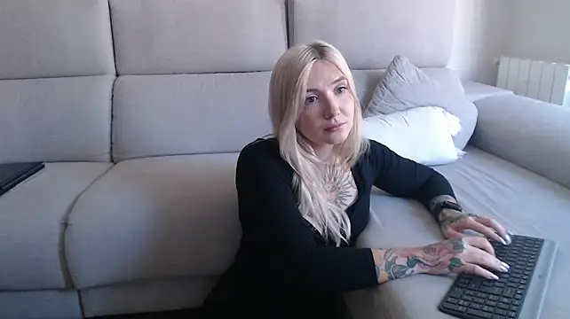 Snapshot of tattoobbgirl chatting on 09.22.25 tattoobbgirl online show from 09.22.25