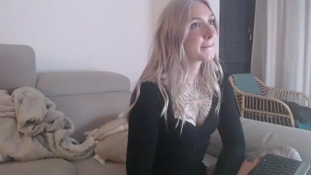 Snapshot of tattoobbgirl chatting on 11.26.25 tattoobbgirl online show from 11.26.25