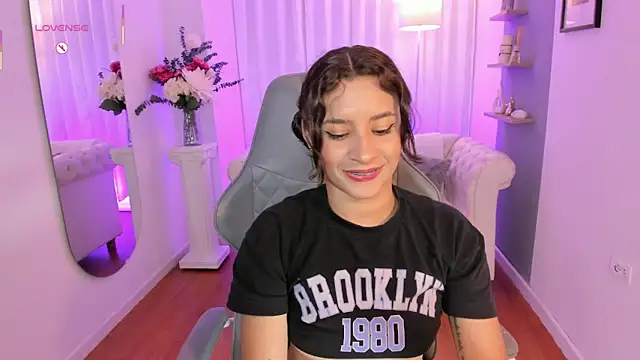 Snapshot of hanna_mils chatting on 06.19.26 hanna mils online show from 06.19.26