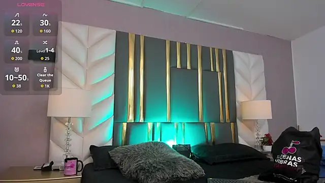 Snapshot of SaraJonness chatting on 11.22.25 SaraJonness online show from 11.22.25