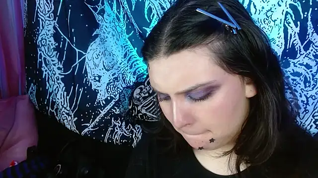 Snapshot of mikaskullcs chatting on 10.21.25 mikaskullcs online show from 10.21.25