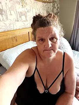 MissQueenBeex online show from 11.28.25