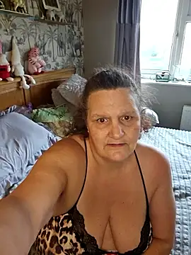 MissQueenBeex online show from 12.15.25