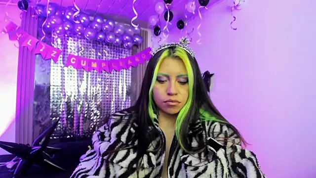 Snapshot of midory_ chatting on 10.29.25 midory online show from 10.29.25