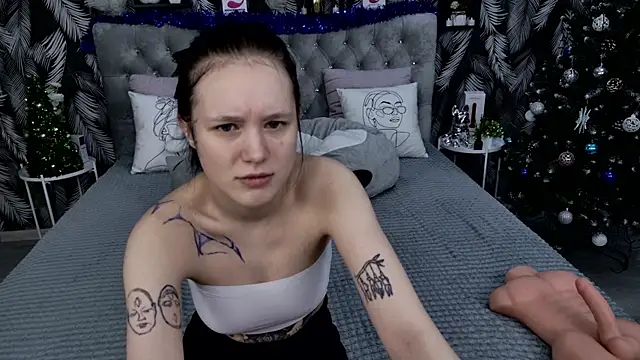 Snapshot of CarolineTenders chatting on 12.21.25 CarolineTenders online show from 12.21.25