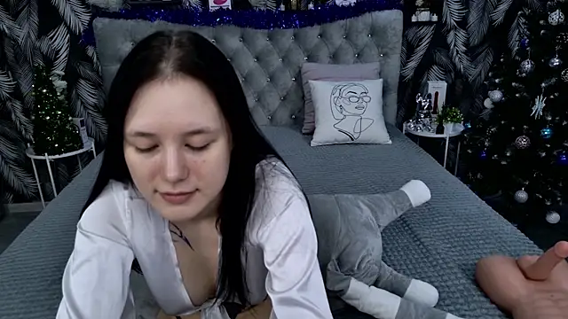 Snapshot of CarolineTenders chatting on 12.23.25 CarolineTenders online show from 12.23.25