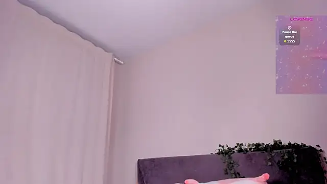 emmelieflorence online show from 03.04.26