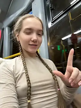 Snapshot of bambi_lu chatting on 11.19.25 bambi lu online show from 11.19.25