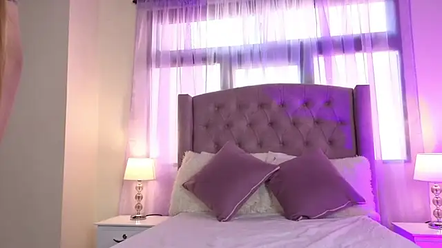 Snapshot of zaraquiinn chatting on 10.14.25 zaraquiinn online show from 10.14.25