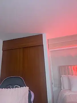 ArianaReynoldss online show from 04.10.26