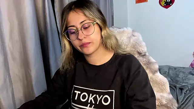 Snapshot of emma__bell_ chatting on 11.13.25 emma bell online show from 11.13.25