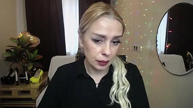 Snapshot of KatrinaCharm chatting on 03.22.25 KatrinaCharm online show from 03.22.25