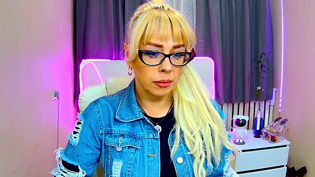 Snapshot of KatrinaCharm chatting on 09.15.25 KatrinaCharm online show from 09.15.25