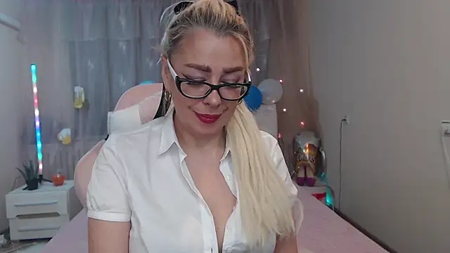 Snapshot of KatrinaCharm chatting on 10.08.25 KatrinaCharm online show from 10.08.25