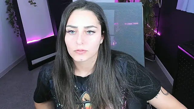 Snapshot of ValeriiMills chatting on 10.21.25 ValeriiMills online show from 10.21.25