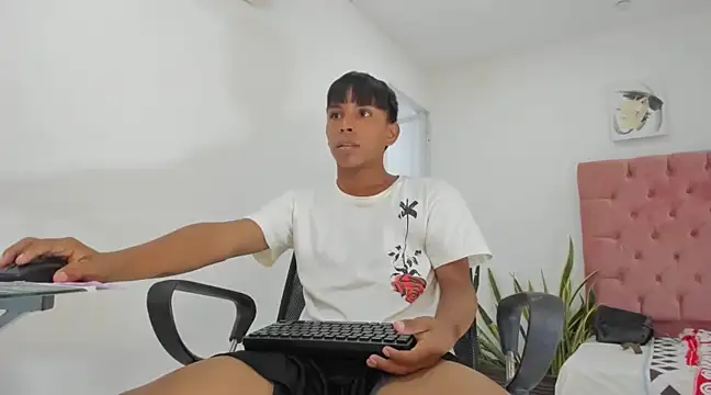 Snapshot of videmasterx chatting on 03.20.25 videmasterx online show from 03.20.25