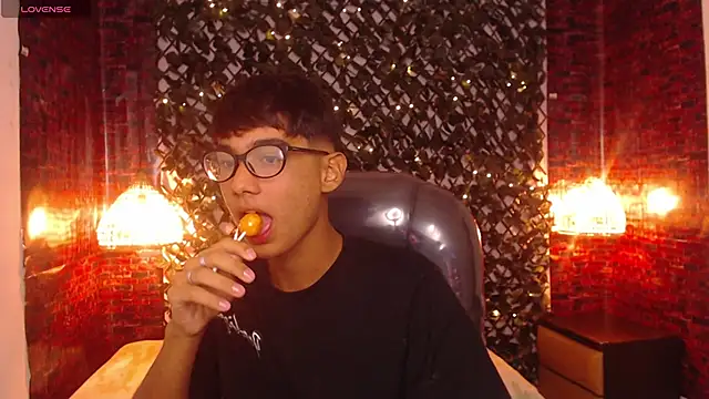 Snapshot of OliverTwinky chatting on 03.21.25 OliverTwinky online show from 03.21.25