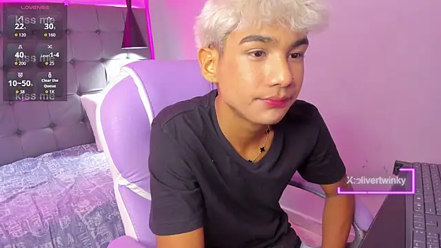 Snapshot of OliverTwinky chatting on 09.10.25 OliverTwinky online show from 09.10.25