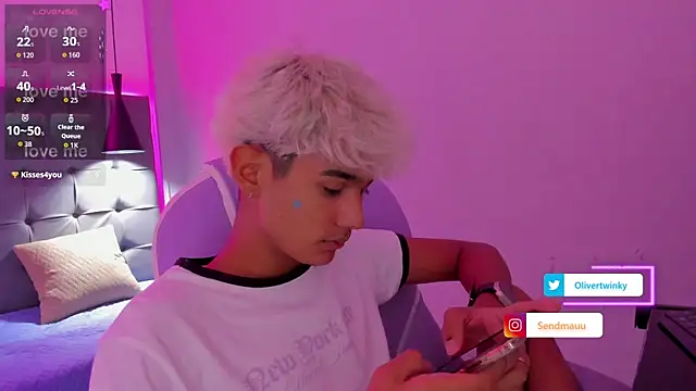 Snapshot of OliverTwinky chatting on 09.16.25 OliverTwinky online show from 09.16.25