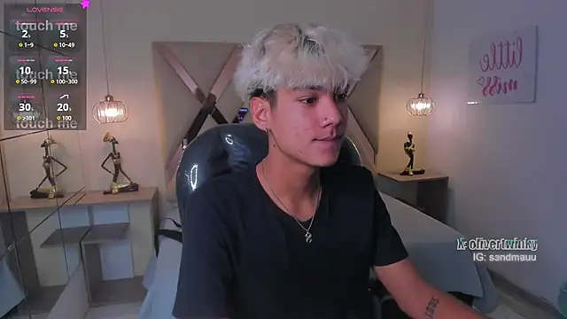 Snapshot of OliverTwinky chatting on 11.13.25 OliverTwinky online show from 11.13.25