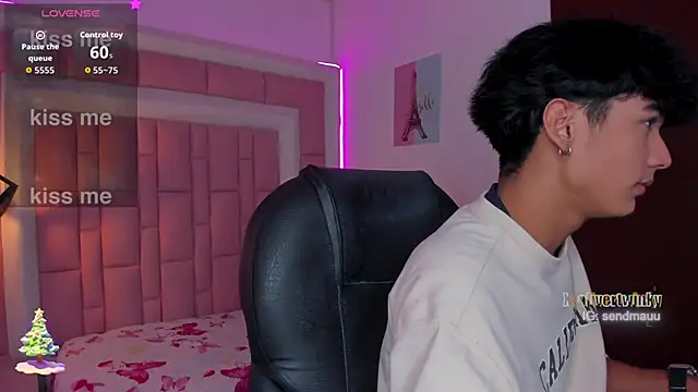 Snapshot of OliverTwinky chatting on 11.20.25 OliverTwinky online show from 11.20.25