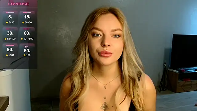 Snapshot of Eva___forever chatting on 10.30.25 Eva forever online show from 10.30.25