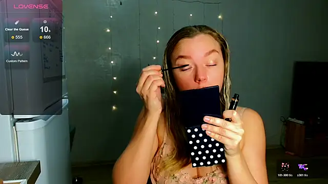 Snapshot of Eva___forever chatting on 12.04.25 Eva forever online show from 12.04.25