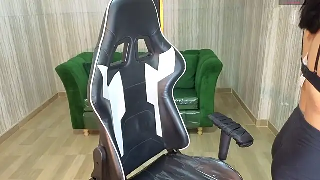 Snapshot of clementine_t chatting on 10.19.25 clementine t online show from 10.19.25