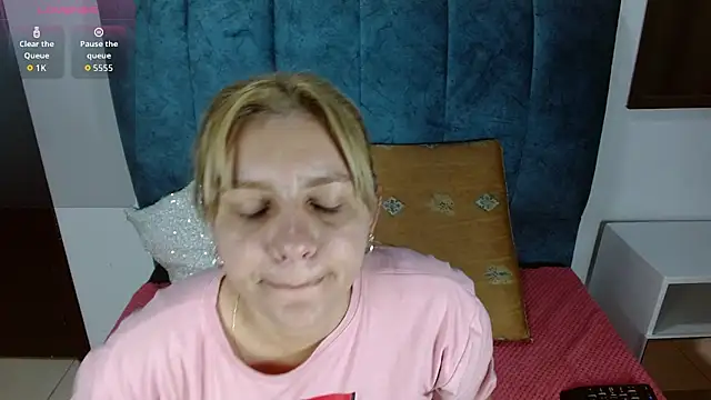 Snapshot of Isa-lox chatting on 11.27.25 Isa-lox online show from 11.27.25