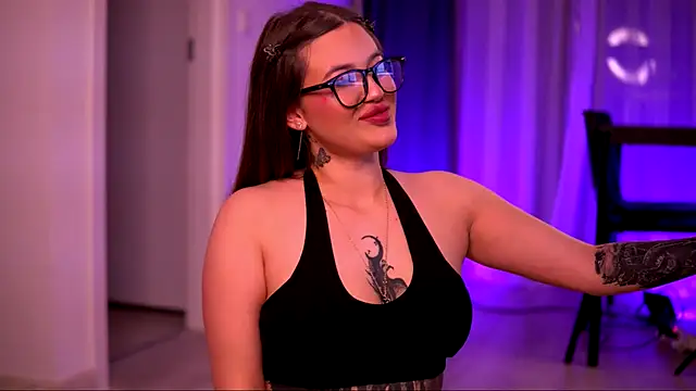 Snapshot of AryaDeluna chatting on 10.24.25 AryaDeluna online show from 10.24.25