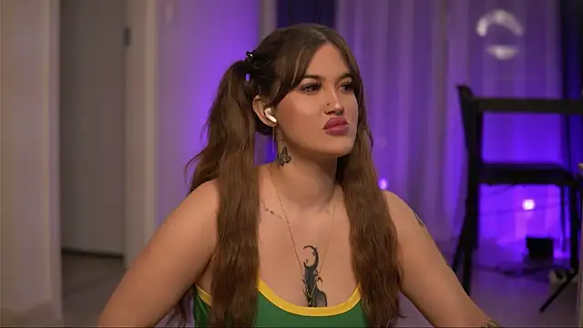 Snapshot of AryaDeluna chatting on 11.17.25 AryaDeluna online show from 11.17.25