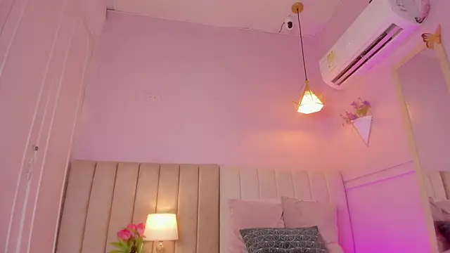 Snapshot of _lucia_18 chatting on 09.10.25 lucia 18 online show from 09.10.25