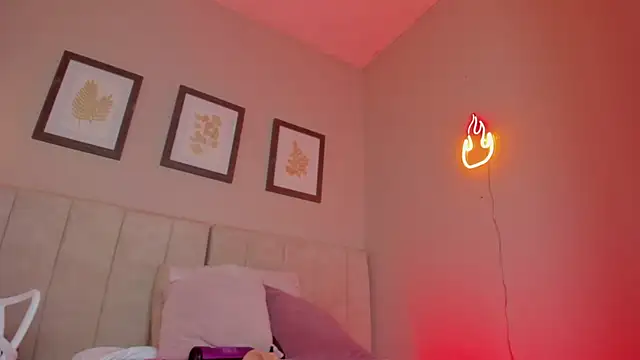 Snapshot of _lucia_18 chatting on 11.26.25 lucia 18 online show from 11.26.25