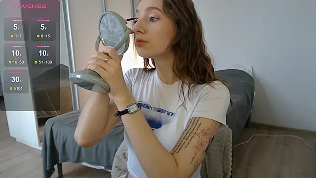 Snapshot of DreamHale_ chatting on 12.18.25 DreamHale online show from 12.18.25