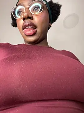 Snapshot of alissradiante1 chatting on 10.26.25 alissradiante1 online show from 10.26.25