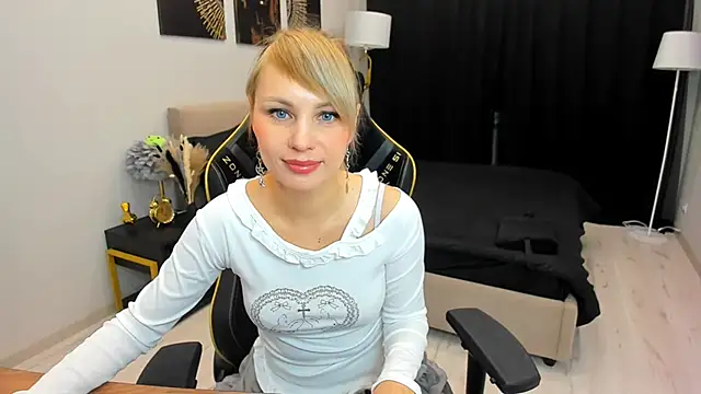 Snapshot of LindaSandy_1 chatting on 10.08.25 LindaSandy 1 online show from 10.08.25