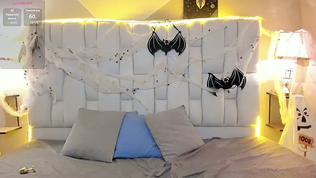 Snapshot of Amandacooper2 chatting on 10.28.25 Amandacooper2 online show from 10.28.25