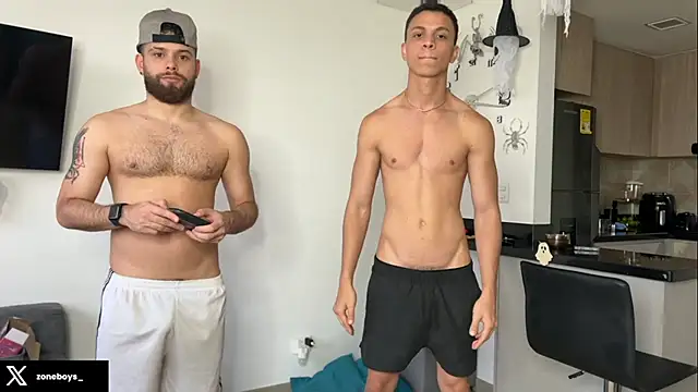 Snapshot of zoneboys chatting on 10.10.25 zoneboys online show from 10.10.25