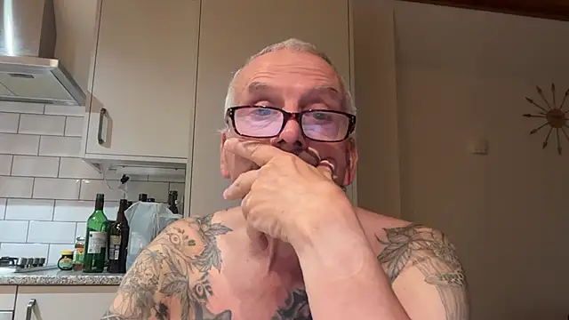 Snapshot of poggles chatting on 09.18.25 poggles online show from 09.18.25