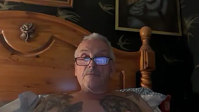 Snapshot of poggles chatting on 10.09.25 poggles online show from 10.09.25