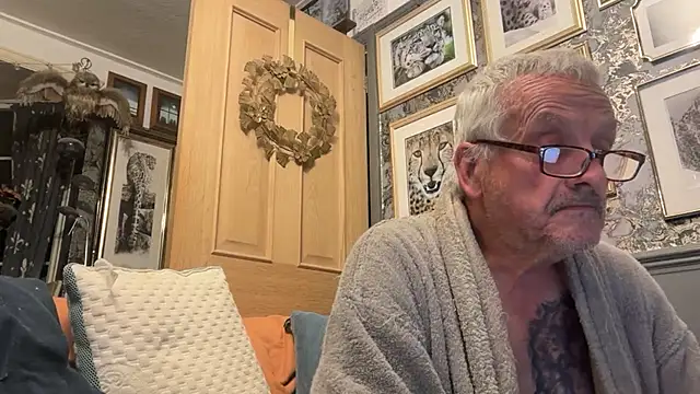 Snapshot of poggles chatting on 10.19.25 poggles online show from 10.19.25