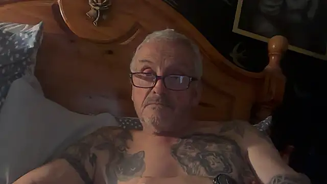 Snapshot of poggles chatting on 10.22.25 poggles online show from 10.22.25