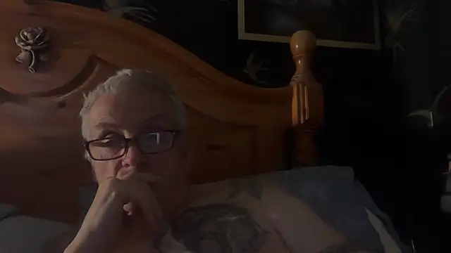 Snapshot of poggles chatting on 11.06.25 poggles online show from 11.06.25