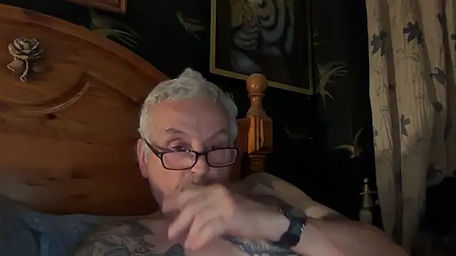 Snapshot of poggles chatting on 11.13.25 poggles online show from 11.13.25