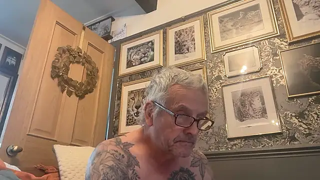 Snapshot of poggles chatting on 11.20.25 poggles online show from 11.20.25