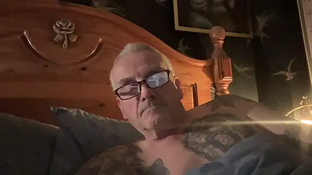 Snapshot of poggles chatting on 11.30.25 poggles online show from 11.30.25