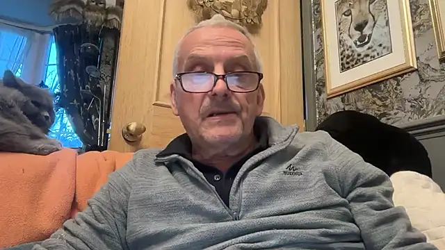 Snapshot of poggles chatting on 12.02.25 poggles online show from 12.02.25