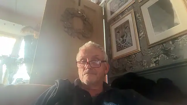 Snapshot of poggles chatting on 05.28.26 poggles online show from 05.28.26