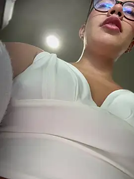 Snapshot of sara_calderon chatting on 05.27.26 sara calderon online show from 05.27.26
